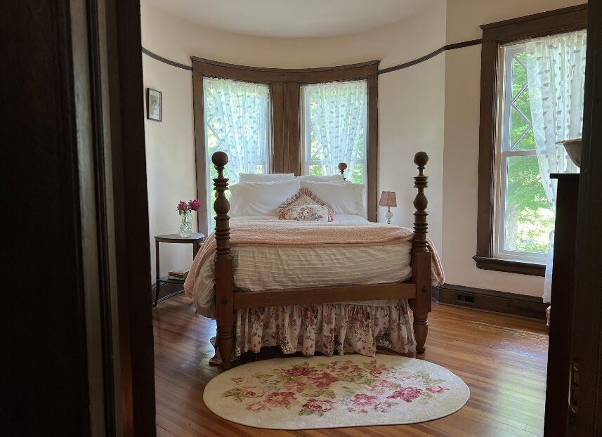 The Peach Room with a four-poster bed in a bay window